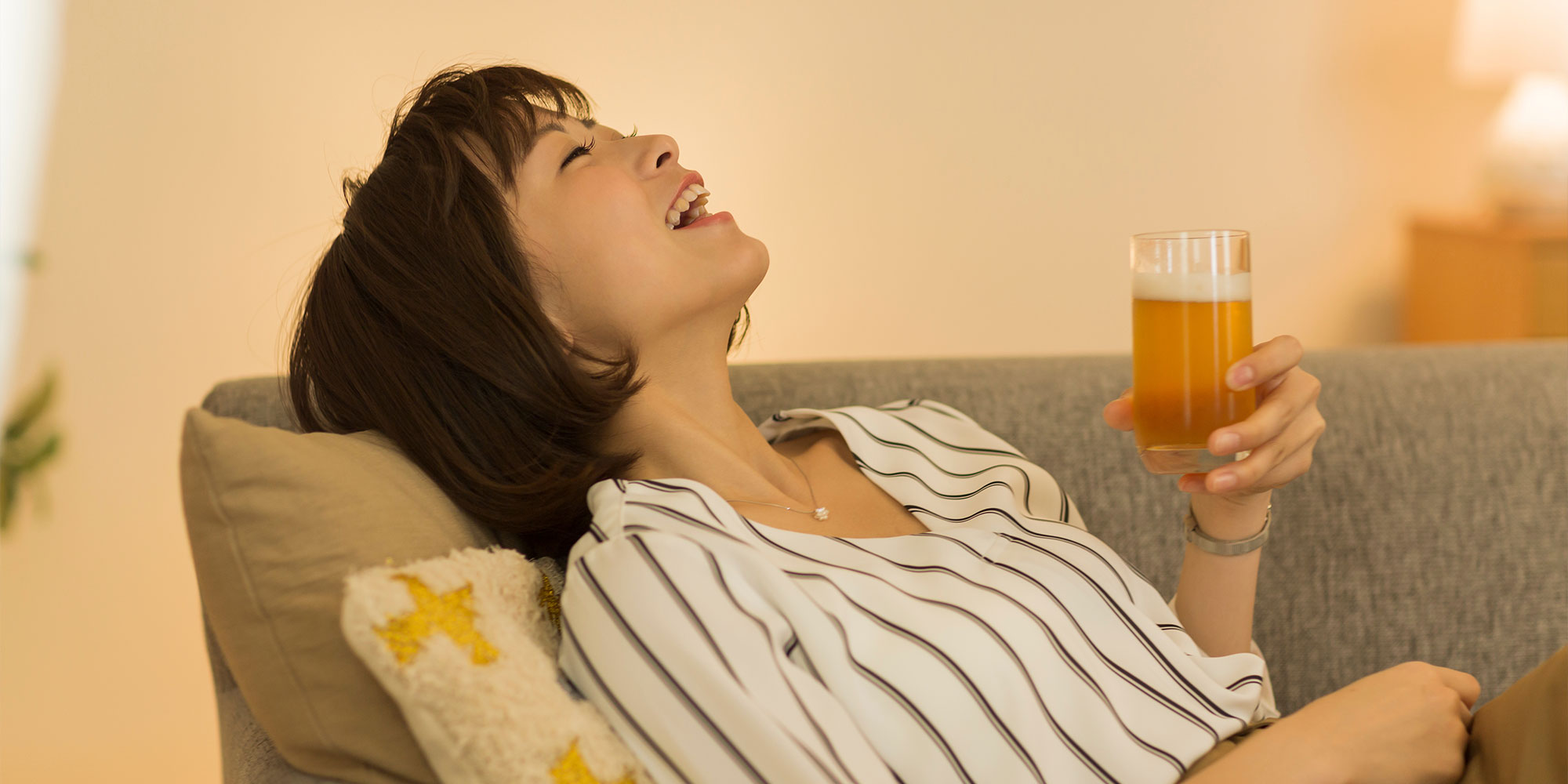 ビールを飲む女性