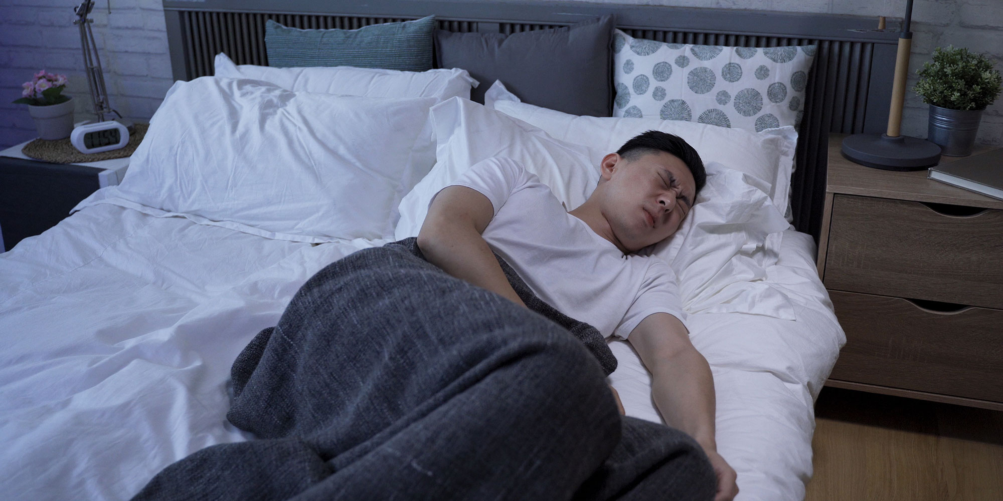 中途覚醒の男性